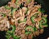 ゴーヤ、レタス、しめじ、ひき肉の炒め物作り方4写真