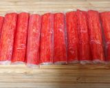 お弁当の赤色おかず（カニカマ）作り方1写真