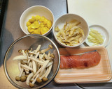 土鍋で作る秋鮭と秋の味覚の炊き込みご飯作り方1写真