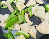 下足と筍ピーマンのにんにくマヨ醤油炒め作り方2写真