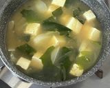 玉ねぎと豆腐とわかめの味噌汁作り方3写真