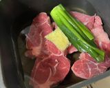 味しみしみー！塩味☆牛スネ肉と大根の煮物作り方1写真