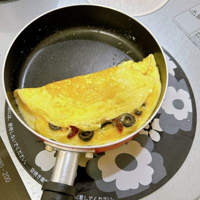 ブラックオリーブとドライトマトのオムレツ by yummysunny