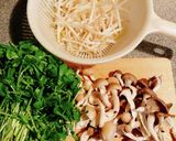 豚肉、豆苗、平茸、しめじ、もやしの炒め物作り方1写真