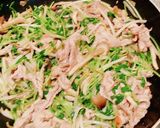 豚肉、豆苗、平茸、しめじ、もやしの炒め物作り方5写真