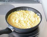 【にんにくと青唐辛子のチーズオムレツ】作り方4写真
