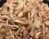 きのこと玉ねぎ鶏モモ肉のカレー味噌炒め作り方3写真
