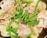 豚、玉ねぎ、白菜、ニラ、舞茸の辛味噌炒め作り方4写真