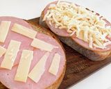 シンプルだけど絶品♪ハムチーズトースト作り方1写真