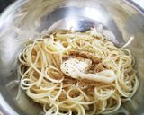 簡単！辛さやみつき！ガリバタらー油パスタ作り方5写真