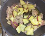 さつまいもときのこと鶏肉の味噌バター炒め作り方5写真