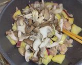 さつまいもときのこと鶏肉の味噌バター炒め作り方6写真