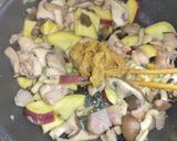 さつまいもときのこと鶏肉の味噌バター炒め作り方7写真
