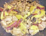 さつまいもときのこと鶏肉の味噌バター炒め作り方8写真