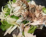 冷凍エビと舞茸ピーマン卵炒め作り方5写真