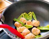 丸めた肉にチーズがIN・味噌ケチャ炒め物作り方6写真