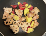 さつまいもと蓮根と鶏肉の甘酢炒め作り方5写真
