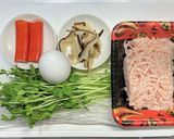 鶏団子とカニカマと豆苗と卵と春雨のスープ作り方1写真