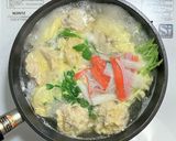 鶏団子とカニカマと豆苗と卵と春雨のスープ作り方5写真