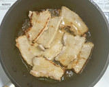 豚バラ肉と舞茸と玉ネギの粒マスタード炒め作り方2写真