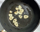 豚バラ肉と舞茸と玉ネギの粒マスタード炒め作り方3写真