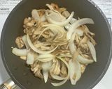 豚バラ肉と舞茸と玉ネギの粒マスタード炒め作り方4写真