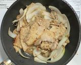 豚バラ肉と舞茸と玉ネギの粒マスタード炒め作り方5写真