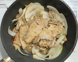 豚バラ肉と舞茸と玉ネギの粒マスタード炒め作り方5写真