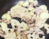 蓮根とじゃがいもと豚こまの胡麻ドレ炒め作り方7写真