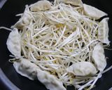 簡単！餃子うどん鍋　しょうが風味作り方2写真
