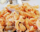サーモンとレモンのワンパンクリームパスタ作り方1写真