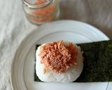 パリおにぎり♪鮭フレークとコーンマヨで作り方3写真