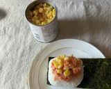 パリおにぎり♪鮭フレークとコーンマヨで作り方4写真