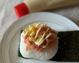 パリおにぎり♪鮭フレークとコーンマヨで作り方5写真