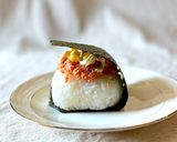 パリおにぎり♪鮭フレークとコーンマヨで作り方6写真