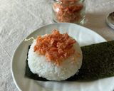 パリおにぎり♪しらすと鮭フレークと大葉✨作り方3写真