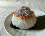 パリおにぎり♪しらすと鮭フレークと大葉✨作り方4写真
