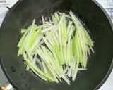 豚ひき肉とセロリ入りの中華風キンピラ作り方4写真