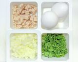 サラダチキンと玉ネギと豆苗のオムレツ作り方1写真