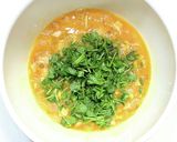 サラダチキンと玉ネギと豆苗のオムレツ作り方3写真