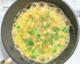 サラダチキンと玉ネギと豆苗のオムレツ作り方4写真