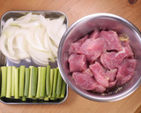ゴロっと豚肉とにんにくの芽のスタミナ炒め作り方1写真