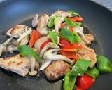 鶏もも肉とピーマンの「トマト塩麹」炒め作り方4写真