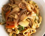 お一人様！市販の焼きそばにコク旨隠し味作り方1写真
