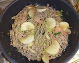 蕪とベーコンの和風ペペロンチーノ蕎麦作り方7写真