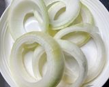 玉ねぎでボリュームアップ！豚deリング作り方1写真