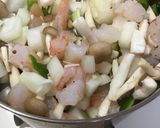 えびのトマトソースパスタ作り方1写真