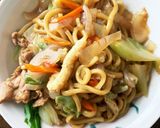 お一人様！市販の焼きそばに生姜焼風隠し味作り方2写真