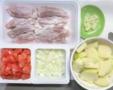 鶏手羽中とジャガ芋と玉ネギのトマト煮作り方1写真
