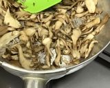 今朝の味噌汁/煎り舞茸と豆腐作り方1写真